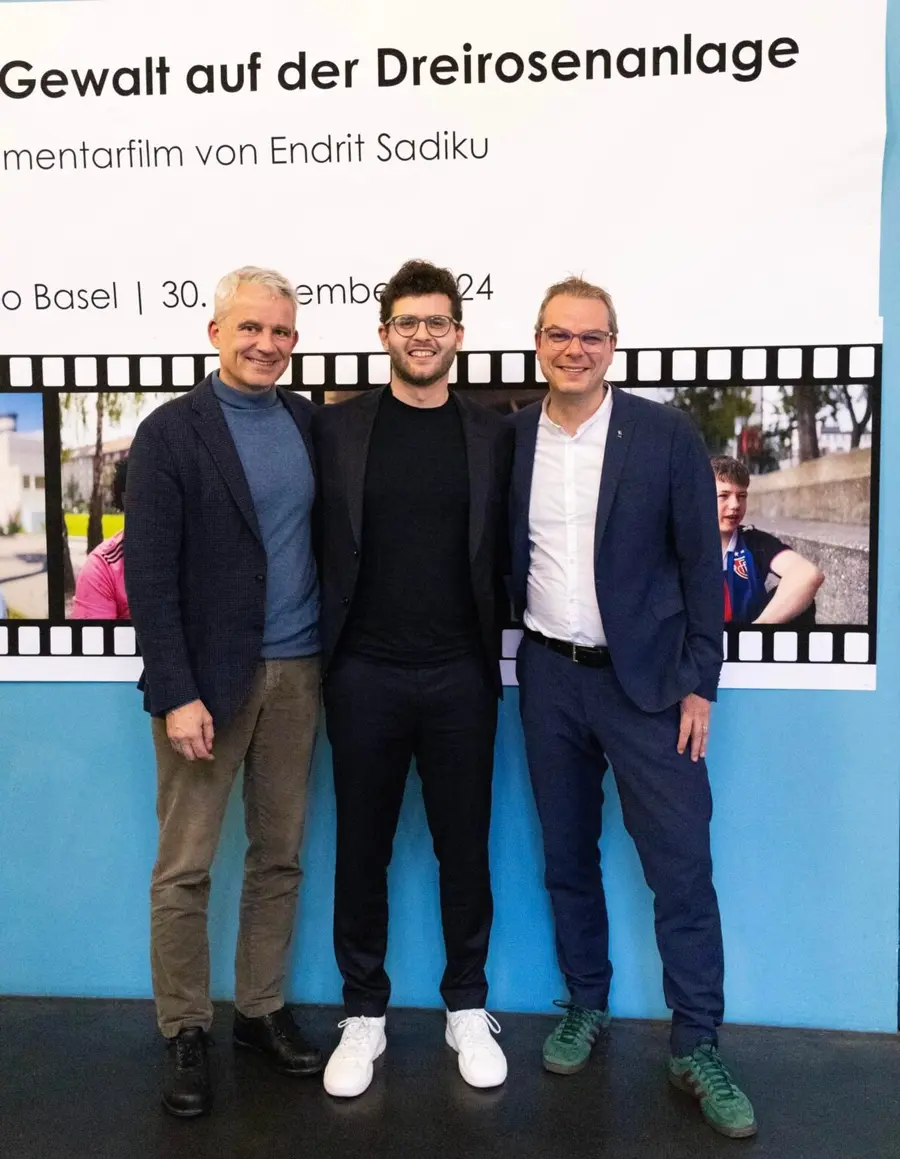 Endrit Sadiku mit Gästen an der Premiere des Dokumentarfilms Gewalt auf der Dreirosenanlage