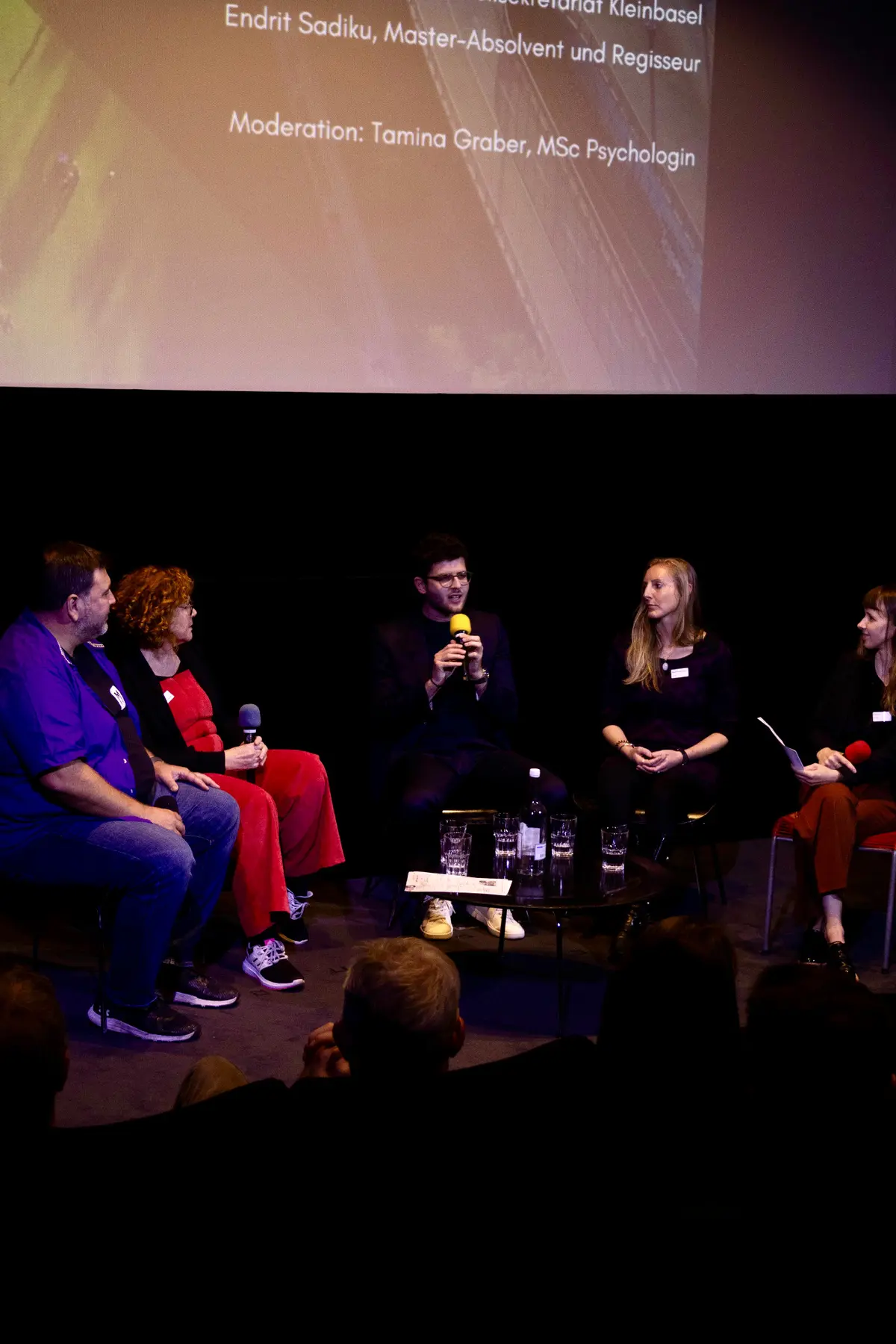 Endrit Sadiku spricht während der Podiumsdiskussion im Stadtkino Basel