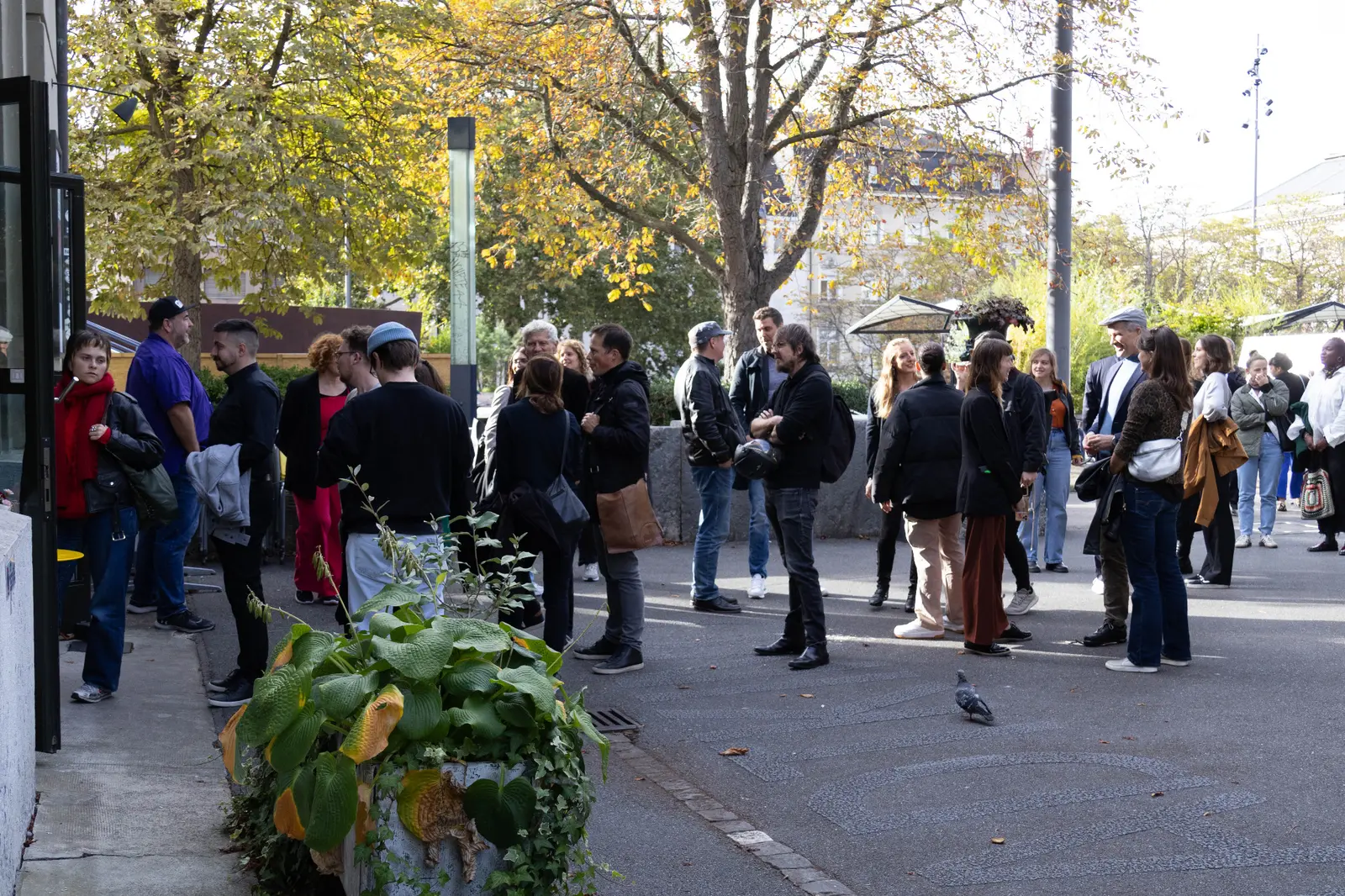 Gäste der Filmpremiere treffen sich vor dem Stadtkino Basel