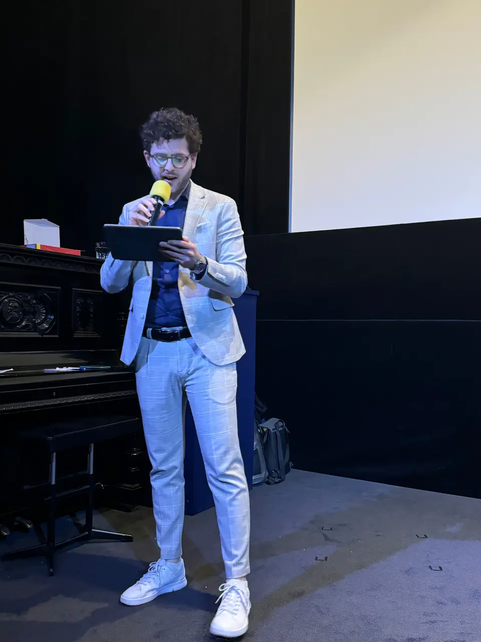 Endrit Sadiku bei einer Moderation mit Mikrofon