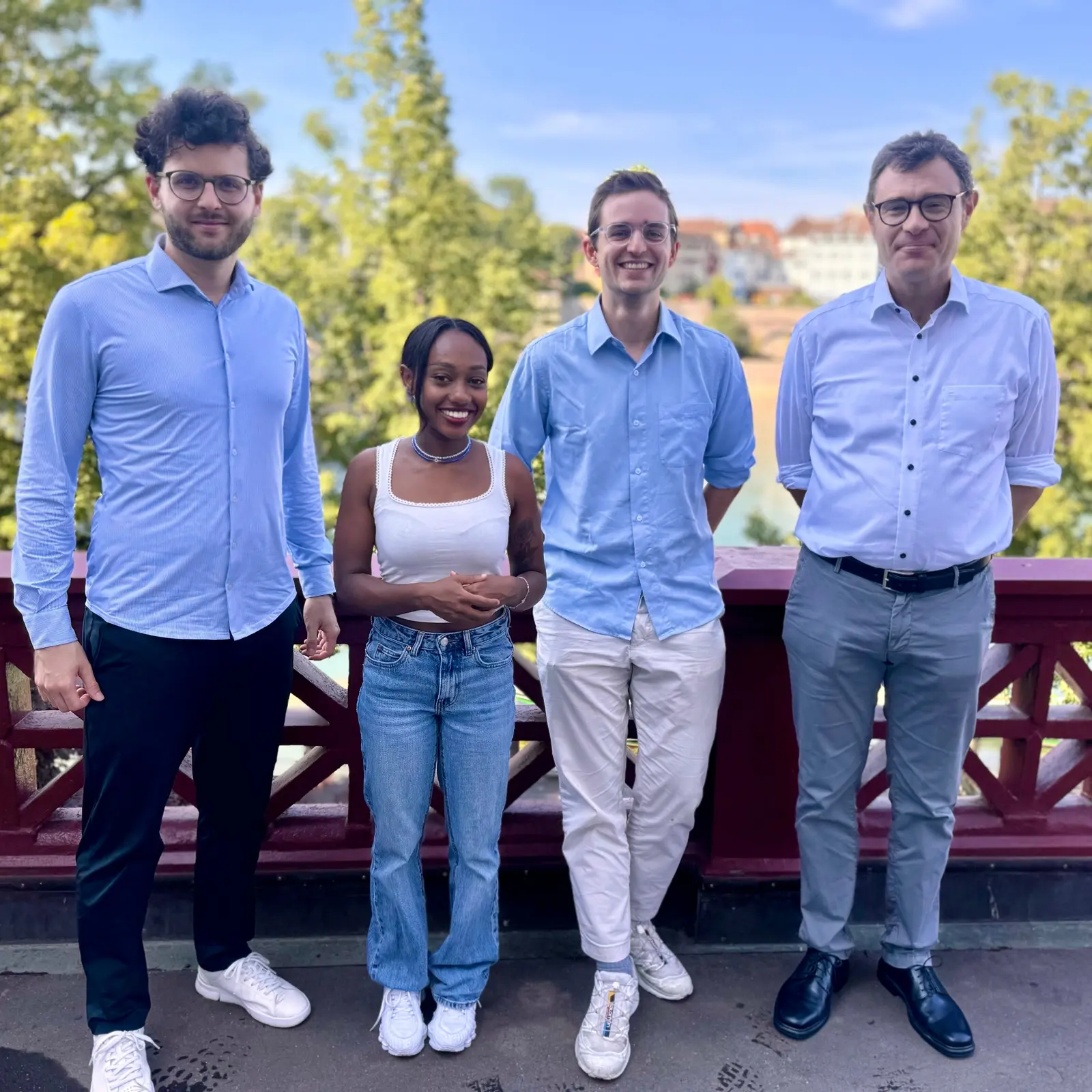 Endrit Sadiku, Samrawit Spuhler, Timon Ingold und Emmanuel Ullmann stehen gemeinsam auf einer Brücke in Basel