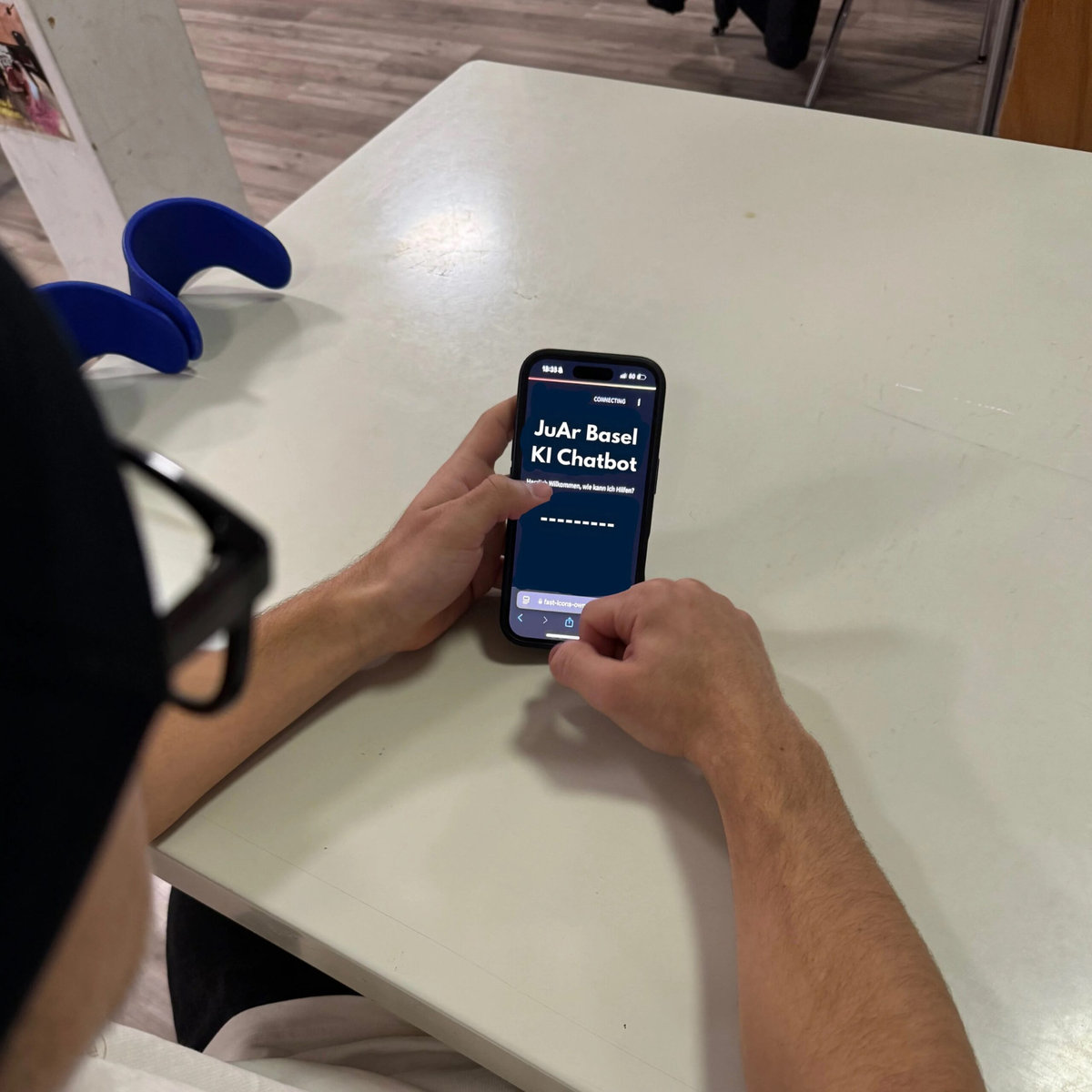 Der KI-Chatbot von JuAr Basel wird auf einem Smartphone ausprobiert