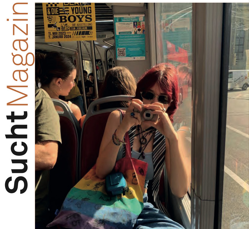Titelbild des SuchtMagazins: eine Person mit Kamera im Tram